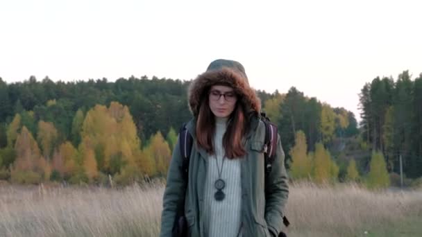 Vrouwelijke reiziger wandelen op de natuur. — Stockvideo