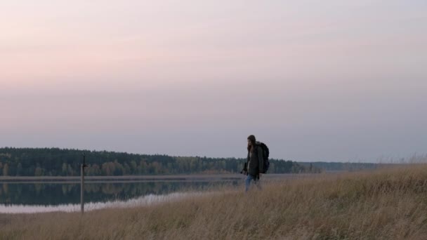 Vrouwelijke reiziger wandelen op de natuur. — Stockvideo