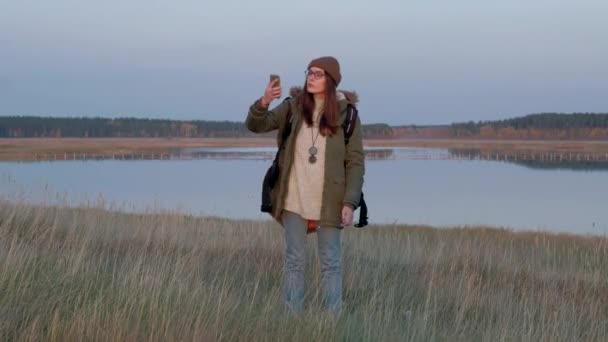 Jonge vrouw in het bos probeert een mobiel signaal op te vangen. — Stockvideo