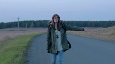 Dişi turist akşam vakti yolda yürürken araba yakalayamaz..