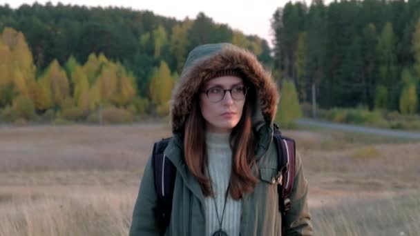 Caminhada de viajante feminino na natureza. — Vídeo de Stock