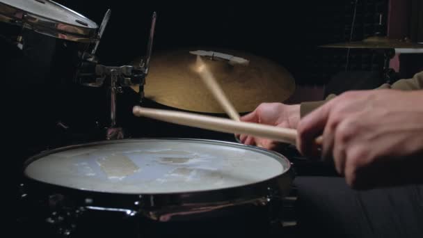 Pemain drum jazz bermain drum. Tutup tembakan. — Stok Video