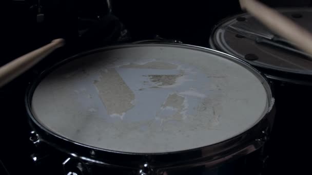 Le batteur joue avec des bâtons sur un tambour de caisse claire, la formation de leçon à domicile. — Video