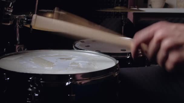 Man gaat zitten om de drumstel te spelen — Stockvideo