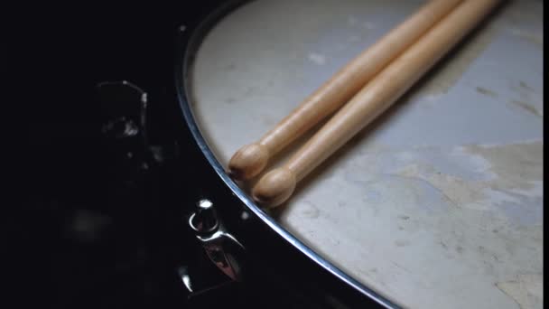 Барабанная палочка, лежащая на барабане. — стоковое видео