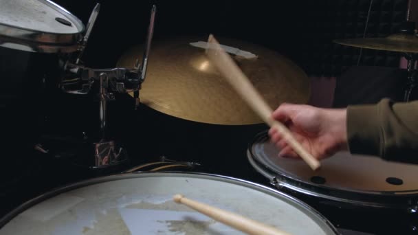 Nierozpoznawalny mężczyzna siada do gry na perkusji — Wideo stockowe