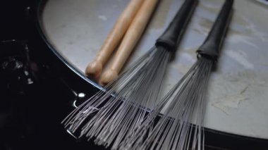 Trampet sopası ve fırçalar davul kapanına yakın duruyor..