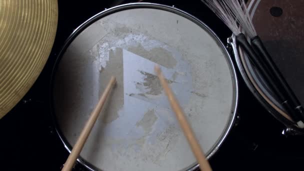 Барабанщик играет с палками на барабане, домашний урок обучения. — стоковое видео