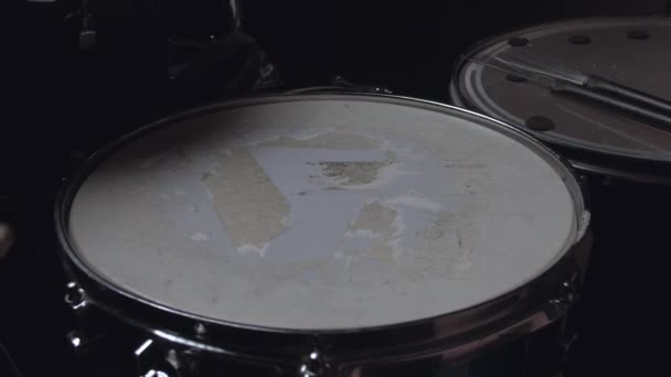 El baterista toca con palos en un tambor de caja, entrenamiento en casa. — Vídeos de Stock