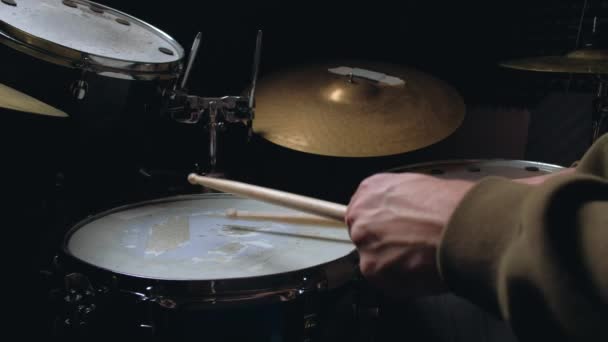 Le batteur joue avec des bâtons sur un tambour de caisse claire, la formation de leçon à domicile. — Video