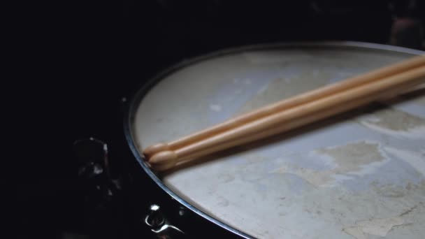 ドラムスネアの上に横たわるドラムスティックを閉じる. — ストック動画