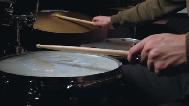 Jazz drummer speelt op drums. close-up schot. — Stockvideo