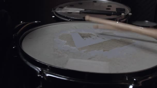 De drummer speelt met stokken op een snaredrum, home les training. — Stockvideo