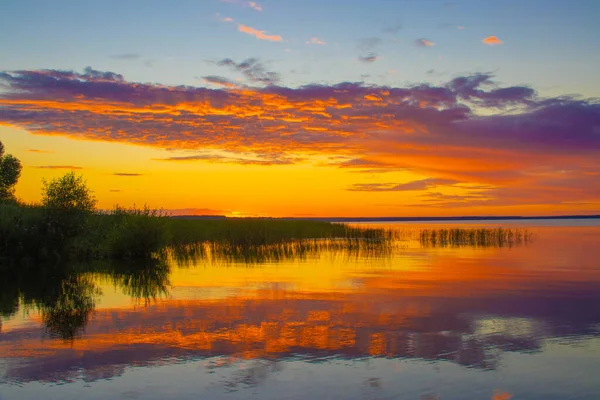 Gorący Zachód Słońca Nad Jeziorem Lecie — Zdjęcie stockowe