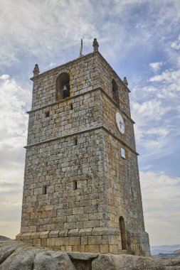 Monsanto, Portekiz 'deki antik taş saat kulesi..