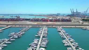 Marina Valencia 'nın tekneleri, yatları ve deniz manzaralı insansız hava aracı görüntüsü. Valencia, İspanya - 2 Ağustos 2025.