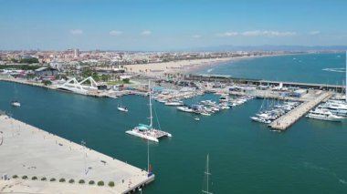 Marina Valencia 'nın tekneleri, yatları ve deniz manzaralı insansız hava aracı görüntüsü. Valencia, İspanya - 2 Ağustos 2025.