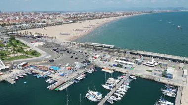 Valencia 'da parkları ve Las Arenas plajı yakınlarındaki Real Juan Carlos Marina' nın insansız hava aracı görüntüsü. Valencia, İspanya - 2 Ağustos 2025.