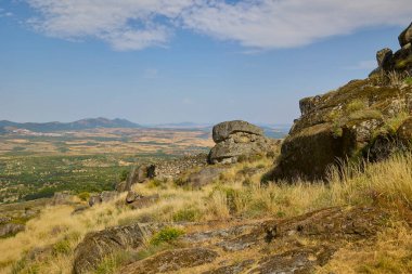 Monsanto 'dan geniş manzara manzarası kayalık tepeler, kuru otlar ve Portekiz' deki geniş vadi..