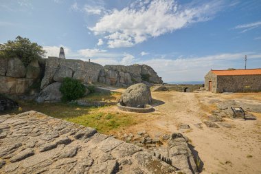 Monsanto Portekiz 'deki antik kalenin içinde kırmızı çatılı taş ev..