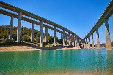 Köprünün altında berrak turkuaz suyu olan sakin bir yer..