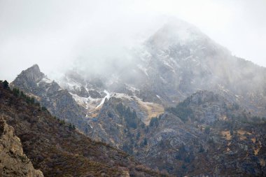 Kış dağları, İspanya 'daki Pireneler' in güzel manzarası.