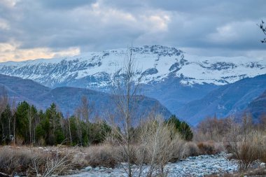 Kış dağları, İspanya 'daki Pireneler' in güzel manzarası.
