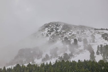 Kış dağları, İspanya 'daki Pireneler' in güzel manzarası.