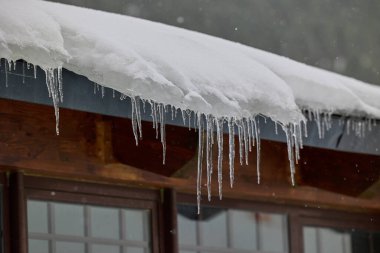 Pireneler, Cerler, İspanya 'da bir evin çatısındaki buz saçakları..