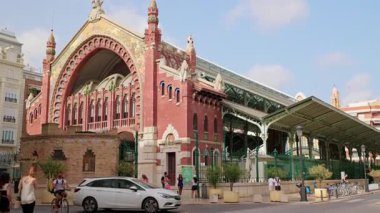 Valencia 'daki tarihi Mercat de Colon binası. Patla bakalım. Valencia, İspanya - 27 Ağustos 2025.