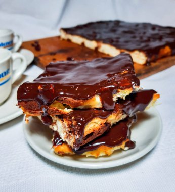 Çikolata kaplı nefis peynirli kek.