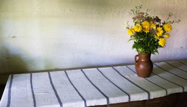 Masada Yaz Buketi olan bir vazo.