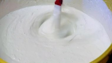 Beyaz boya sondaj makinesiyle karıştırılıyor.