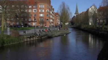 Aarhus Nehri 'nin ilk zamanlarında çekilmiş. Danimarka Stok Görüntüleri.