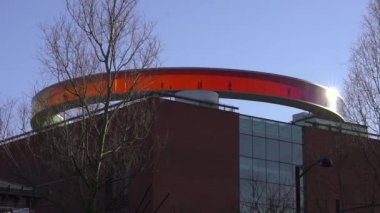 Gökkuşağı 'nda yürüyen insanlarla Aros Sanat Müzesi' nin uzak bir çekimi. Stockfootage Aarhus