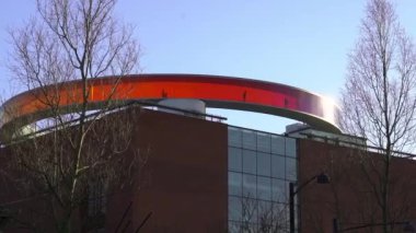 Gökkuşağının Aros Müzesi 'ndeki uzak çekimi. Stockfootage Aarhus, Danimarka.