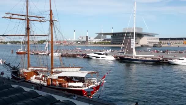 Uitzicht over kanalen in Kopenhagen met een 2 masted schoener. — Stockvideo