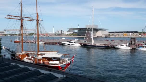 A doca de Kvaesthusgraven em Copenhaga — Vídeo de Stock