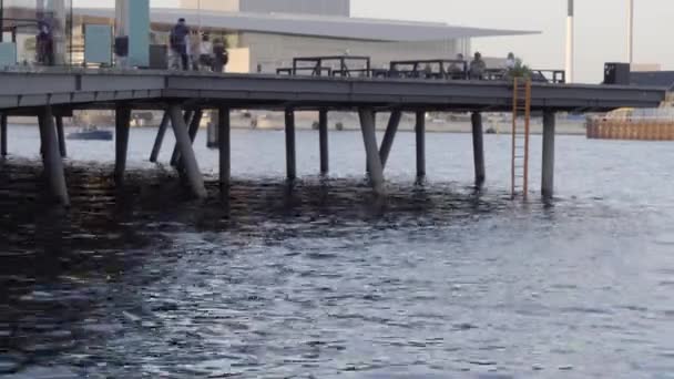 Sen eftermiddag vid Royal Playhouse Pier, Köpenhamn — Stockvideo