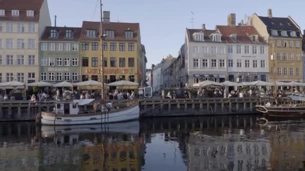 Atmosfera típica de verão no canal Nyhavn em Copenhague, Dinamarca. — Vídeo de Stock