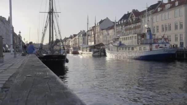 Sliding shot av Nyhavn kanalen i Köpenhamn, Danmark — Stockvideo