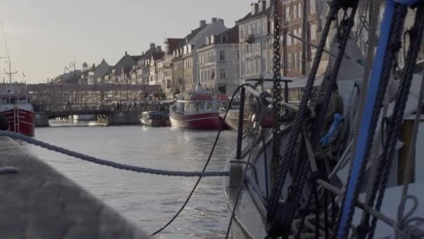 Klassieke zeilboot afgemeerd in Nyhavn dock in Kopenhagen, Denemarken. — Stockvideo