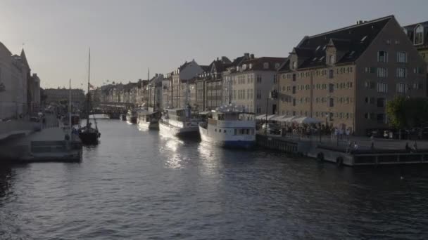 Longue descente du canal Nyhavn à Copenhague, Danemark. — Video