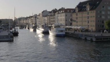 Nyhavn Kanalı Kopenhag, Danimarka 'nın girişinden görüldüğü gibi. 