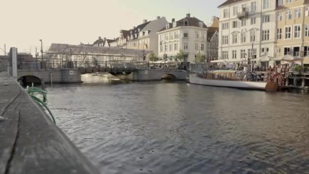 Vista do canal Nyhavn e da ponte Nyhavnsbroen em Copenhague, Dinamarca. — Vídeo de Stock