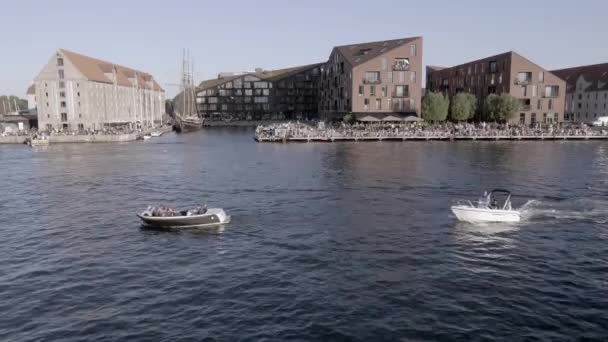 Vista de la zona de Nordatlantens Brygge y el canal interior del puerto de Copenhague, — Vídeo de stock
