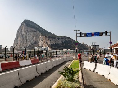 Cebelitarık, Birleşik Krallık 08.27.2025. Cebelitarık Kayası. Havaalanındaki pisti geçmek için trafik ışıklarında bekleyenler var..