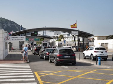 Gibraltar, Birleşik Krallık 08.27.2025 İspanya 'daki La Linea de la Concepcion' dan Cebelitarık 'a giriş kontrol noktası..