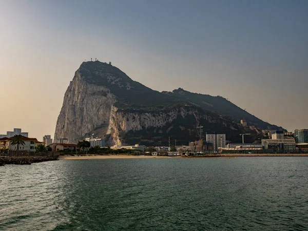 Günbatımında Gibraltar, havaalanı ve ufuk çizgisi ile İspanya 'daki La Linea de la Concepcion' dan görüldüğü gibi..