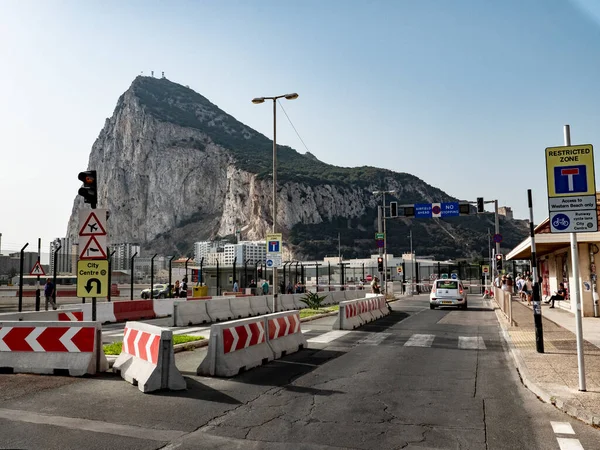 Cebelitarık, Birleşik Krallık 08.27.2025. Cebelitarık Kayası. Havaalanındaki pisti geçmek için trafik ışıklarında bekleyenler var..
